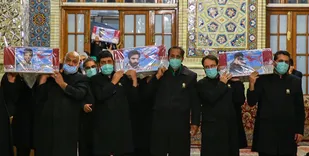 طواف و اقامه نماز بر &laquo;شهدای خان طومان&raquo; در حرم مطهر رضوی/ بدرقه از معراج شهدای مشهد +فیلم و عکس