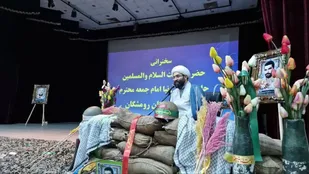 انقلاب اسلامی با رهبری امام راحل و مقام معظم رهبری در برابر جهان ایستاده است