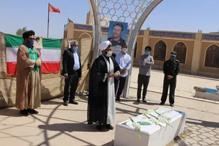 جمعی از کارکنان بسیجی دانشگاه مزار شهید گمنام دانشگاه میبد غبار رویی شد