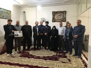 دیدار با خانواده شهدا و ایثارگران یک وظیفه است