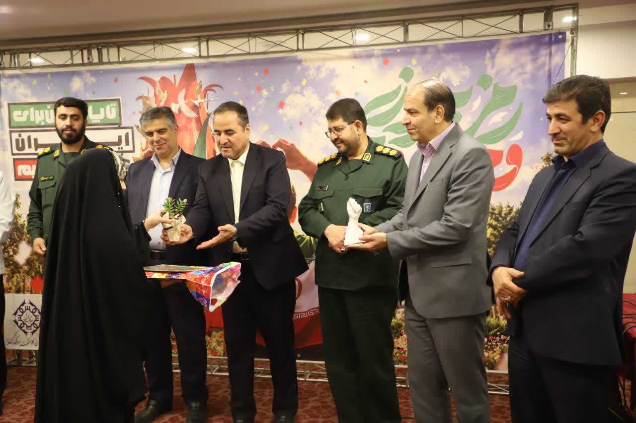 دیدار با خانواده شهدا توان ما را برای ادامه خدمت مضاعف میکند دیدار با خانواده شهدا توان ما را برای ادامه خدمت مضاعف میکند