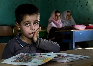 نشاندن لبخند بر لبان دانش آموزان نیازمند جزو وظایف ذاتی ماست