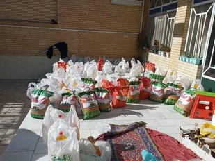 توزیع ۱۲۰ بسته معیشتی حوزه مهدیه ناحیه مرکزی یزد بین نیازمندان