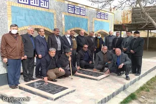 حضور جمعی از فرماندهان دوران دفاع مقدس بر مزار شهید &laquo;حیدر سهرابی&raquo; در نهاوند
