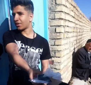 تهیه وتوزیع تعداد 500 ماسک ومواد ضد عفونی کننده توسط بسیجیان روستای خم&zwnj;پیچ خوانسار