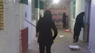 جهادگران فاطمی درمیدان خدمت؛ رنگ&zwnj;آمیزی مدرسه دخترانه لالی در رزمایش جهادگران فاطمی۶