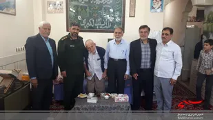 دیدار فرمانده سپاه خمینی شهر با خانواده شهیدان صالحی و شریفیان+تصاویر