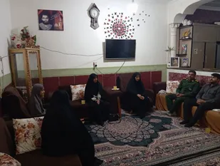 جانشین ناحیه مقاومت بسیج رودان با خانواده شهید عدنان داوری دیدار کرد