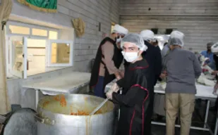 طبخ وتقسیم غذای نذری بین نیازمندان