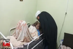 دیدار مسئول دفتر نمایندگی ولی&zwnj;فقیه در سپاه امام رضا (ع) دشتی با والدین شهید بسنده و پیگیری روند درمان آنان