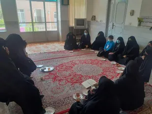دیدار خواهران بسیجی از خانواده شهدای میبد