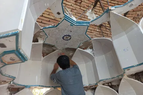 احیای تزئینات سردر عالی‌قاپوی اردبیل با پیشرفت ۷۰ درصد ادامه دارد