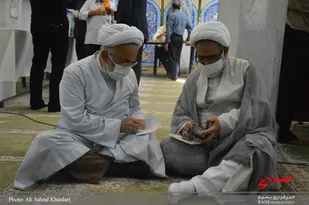 وَشَاوِرْهُمْ فِي الْأَمْرِ