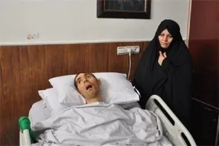 اعطای نشان مجاهدت و پایداری به همسر شهید زنده لرستانی