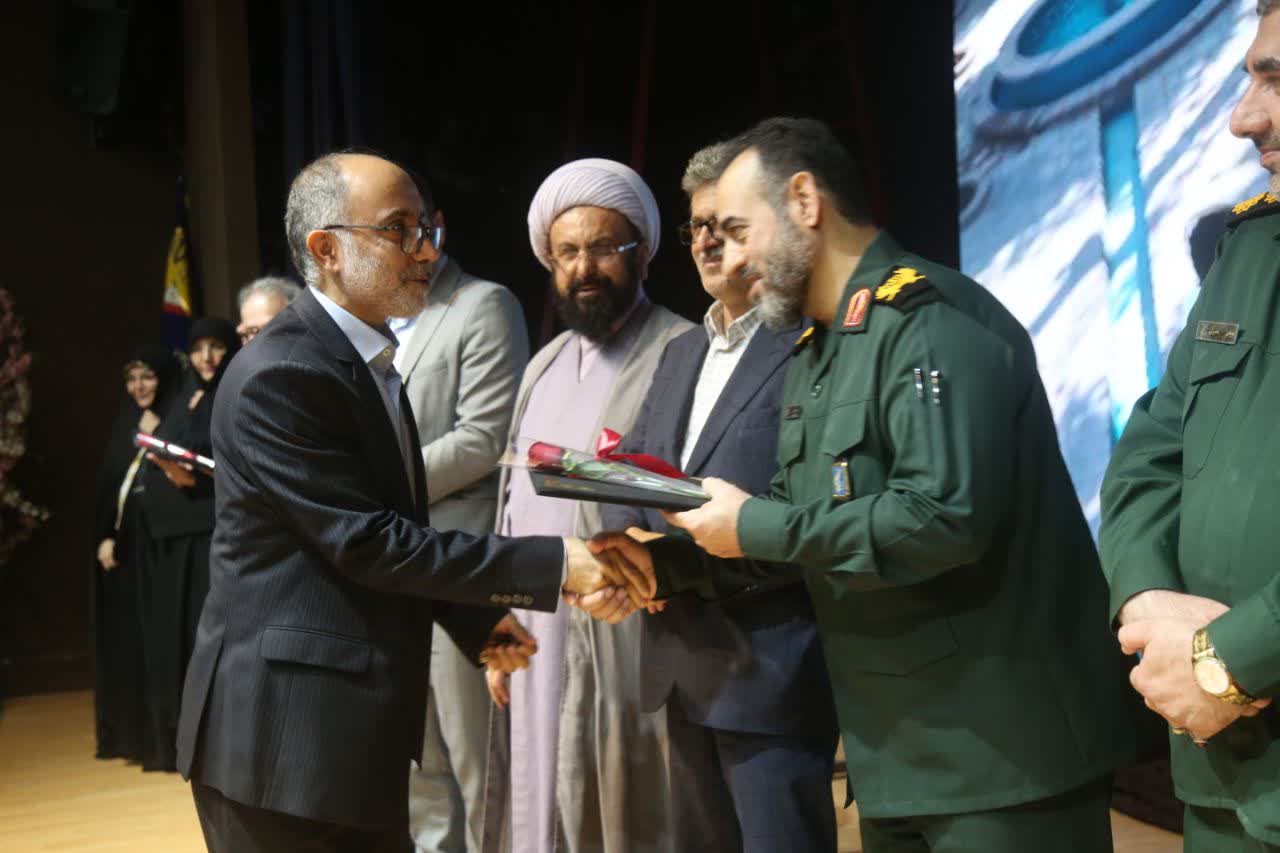 تجلیل از پرستاران گیلان در همایش بسیج اقشار متخصصین سپاه قدس تجلیل از پرستاران گیلان در همایش بسیج اقشار متخصصین سپاه قدس