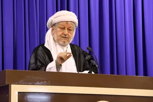 مردم و روحانیون با وحدت و همدلی، مدارس و مراکز نشر علوم دینی را رونق دهند