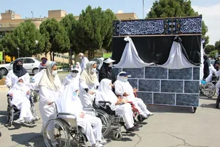 طواف نمادین کعبه مددجویان، در آسایشگاه کهریزک