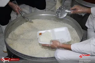 طبخ غذای گرم افطار به نیابت از شهدای مدافع حرم در زاهدان
