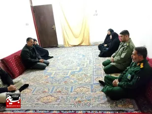 تکریم خانواده شهدا در دیدار فرمانده سپاه هامون با خانواده شهید عباس مرادی