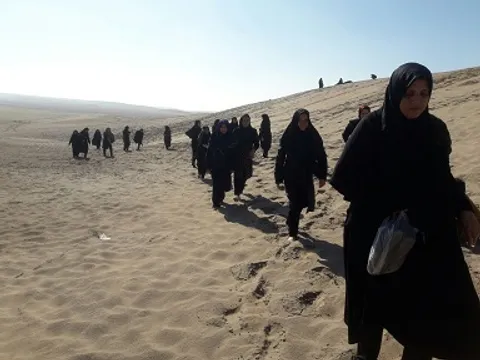 تعدادی از بسیجیان حوزه عصمتیه به کویر آفتاب رفتند