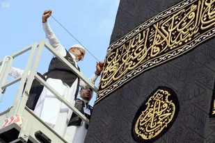 مراحل پایانی دوخت پرده جدید کعبه توسط ۱۵۰ هنرمند +تصاویر