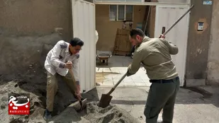 کمک&zwnj;رسانی به دو خانواده نیازمند حاشیه شهر سبزوار توسط جهادگران بسیجی+فیلم و تصاویر