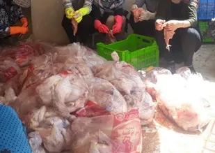 اماده سازی و طبخ غذا جهت توزیع در بین نیازمندان