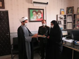 وظیفه یک خبرنگار خوش بین کردن مردم به آینده نظام است