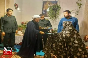 دیدار با خانواده شهید جهادگر مختار کشاورز در شهرستان خرامه