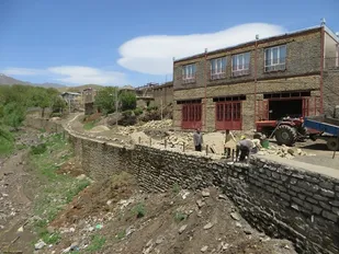 ساخت دیوار سنگ&zwnj;چین حاشیه رودخانه روستای علی&zwnj;آباد ملایر+تصاویر