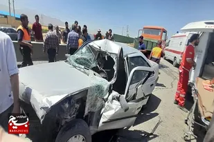 تصادف پژو روآ و کامیون خاور در محور همدان به کرمانشاه