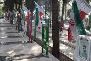 قبور مطهر شهدای شاهین&zwnj;شهر عطر افشانی شد