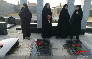 غبارروبی مزار شهدا روستای آبرومند به&zwnj;مناسبت هفته دفاع مقدس