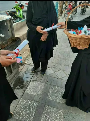 توزیع بسته های فرهنگی و تبلیغ حجاب اسلامی بین بانوان و دختران