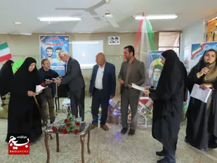 یادواره شهیدان با حضور مسئولین شهرستان و خانواده شهدا در دبستان دخترانه برگزار شد