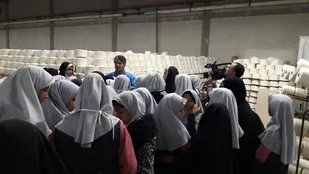بازدید دانش آموزان یزدی از شرکت تولید نخ و پارچه یزد بافت استان + عکس