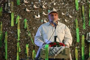 بعضی از مدیران اجرایی، به کشور خیانت کردند/ حاج قاسم مطیع رهبری بود
