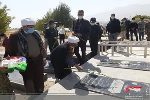 عطرافشانی مزار مطهر شهدای روستای شریف&zwnj;آباد نهاوند