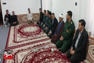 دیدار فرمانده و جمعی از پاسداران ناحیه رزن با خانواده شهدا