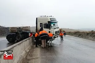 حفاظ بتنی میانی در گردنه اسدآباد باعث نجات جان راننده تریلی شد
