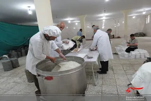 توزیع روزانه ۳۵۰ وعده غذای گرم به&zwnj;همت پایگاه ثارالله ملایر بین نیازمندان