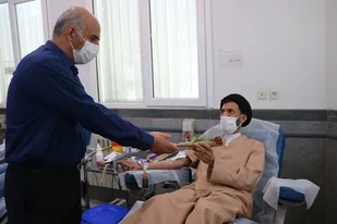 اهدا خون توسط امام&zwnj;جمعه اردکان