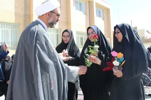 نواختن زنگ سپاس معلم در دبستان دخترانه پروین اعتصامی مهریز