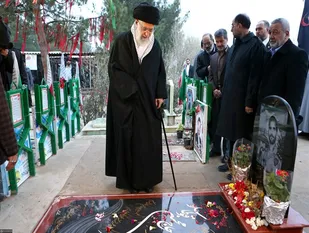 رهبر فرزانه انقلاب اسلامی در مرقد مطهر امام راحل و گلزار شهدای بهشت زهرا حضور یافتند+تصاویر