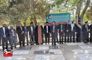 گلباران و عطرافشانی مزار شهدا در بهشت رضا(ع) مشهد