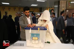 حضور عروس و داماد همدانی در پای صندوق رای
