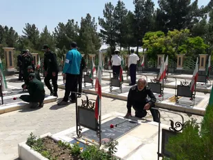 غبارروبی گلزار شهدا شهر بسطام به مناسبت فتح خرمشهر+ تصاویر