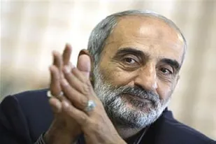 پَر مگس را که نمی&zwnj;توان بست!/ولی عسل را می&zwnj;توان از دستبرد مگس&zwnj;ها دور کرد