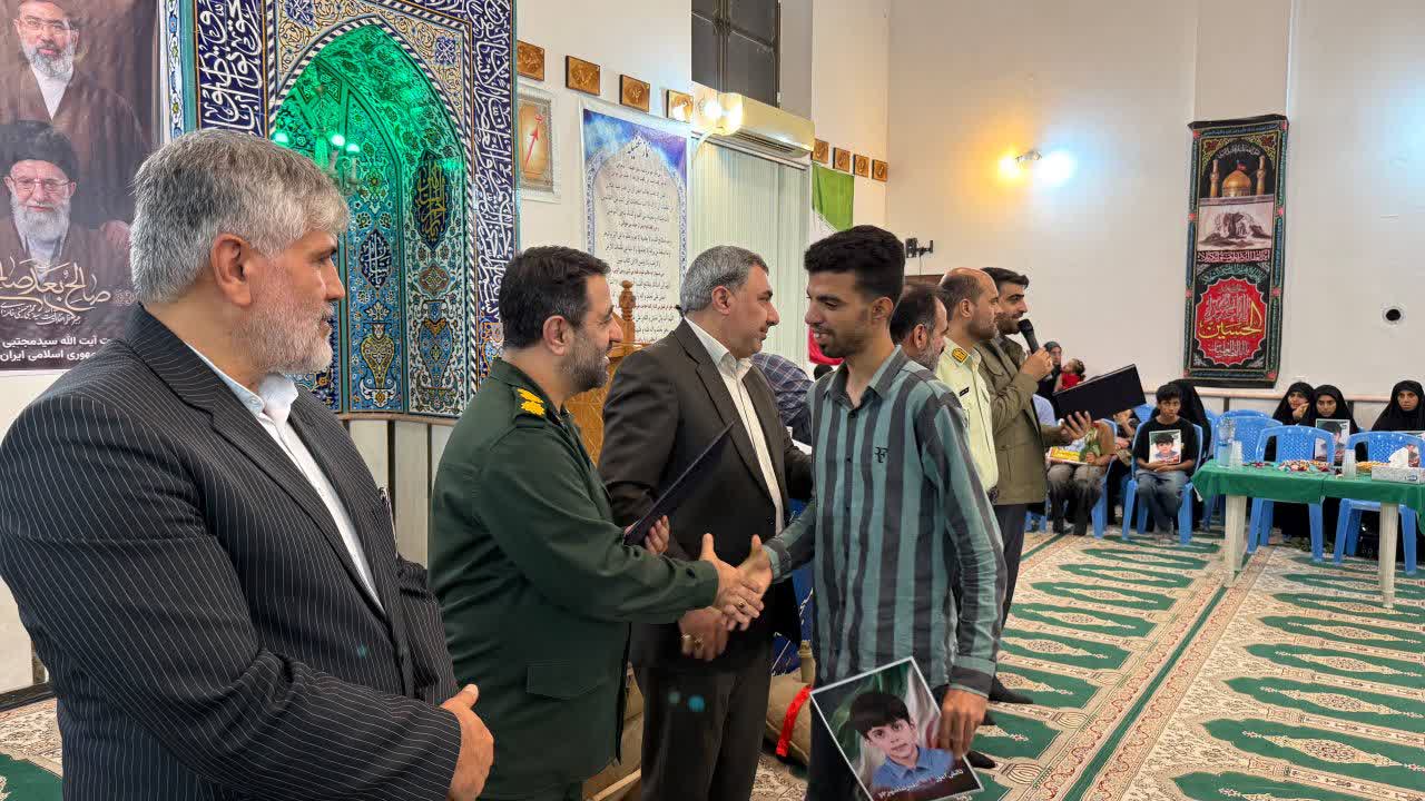 راه شهدا با ایستادگی و پاسداری از آرمانها ادامه دارد راه شهدا با ایستادگی و پاسداری از آرمانها ادامه دارد