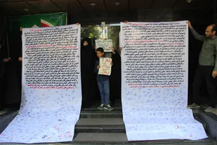 تجمع مردمی درمقابل دبیرخانه شورای عالی انقلاب فرهنگی در اعتراض به سند 2030